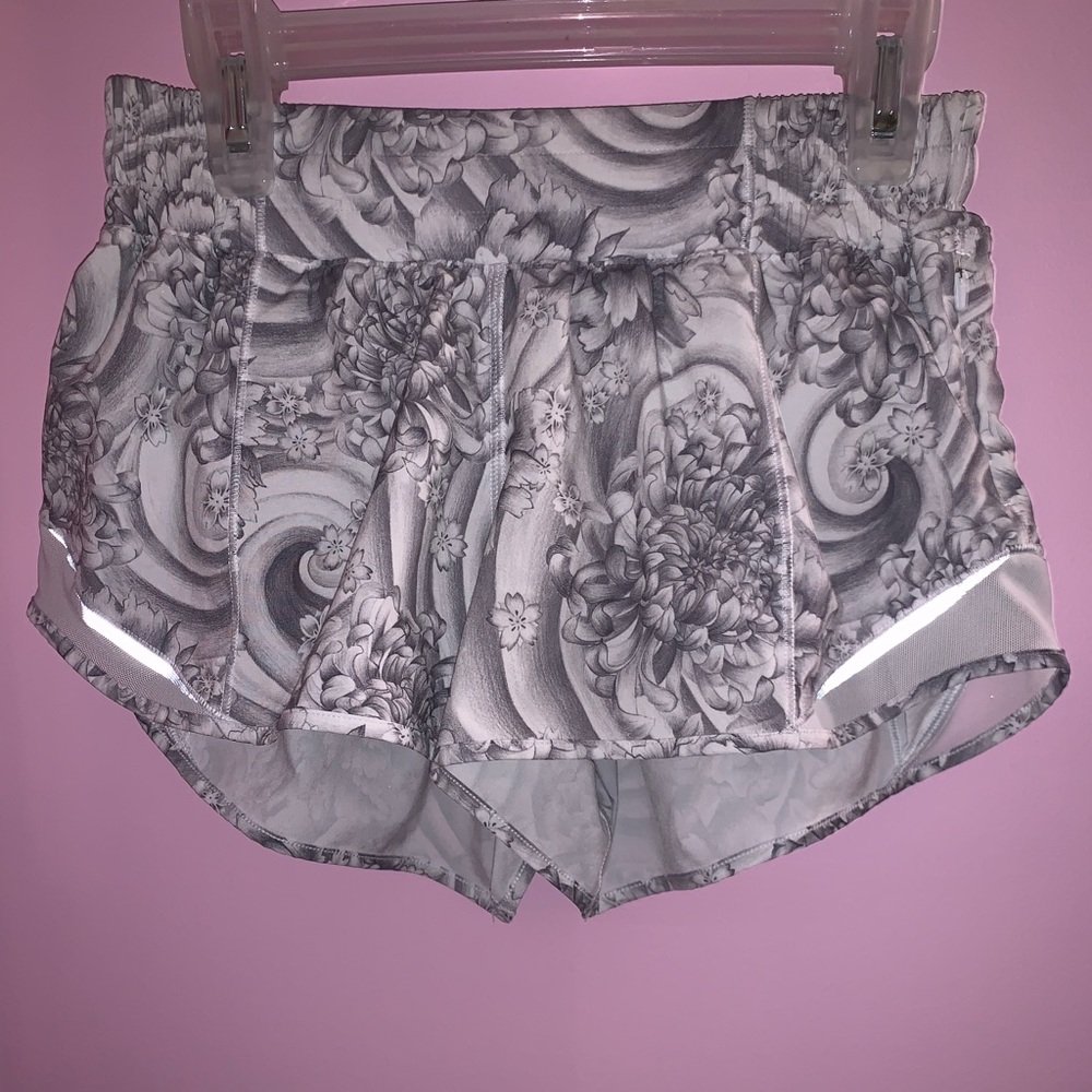 Lululemon hotty hot 2.5 shorts